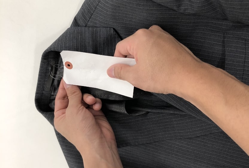 お手元に届いた配送キット内の加工オプション指示カードを、対象の衣類に取り付けてください